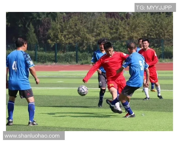 黄丽独家揭秘足球技巧与心得分享助你提升球技与比赛表现